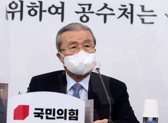 김종인 국민의힘 비상대책위원장이 7일 오전 서울 여의도 국회에서 열린 비상대책위원회의에서 발언하고 있다.  연합뉴스